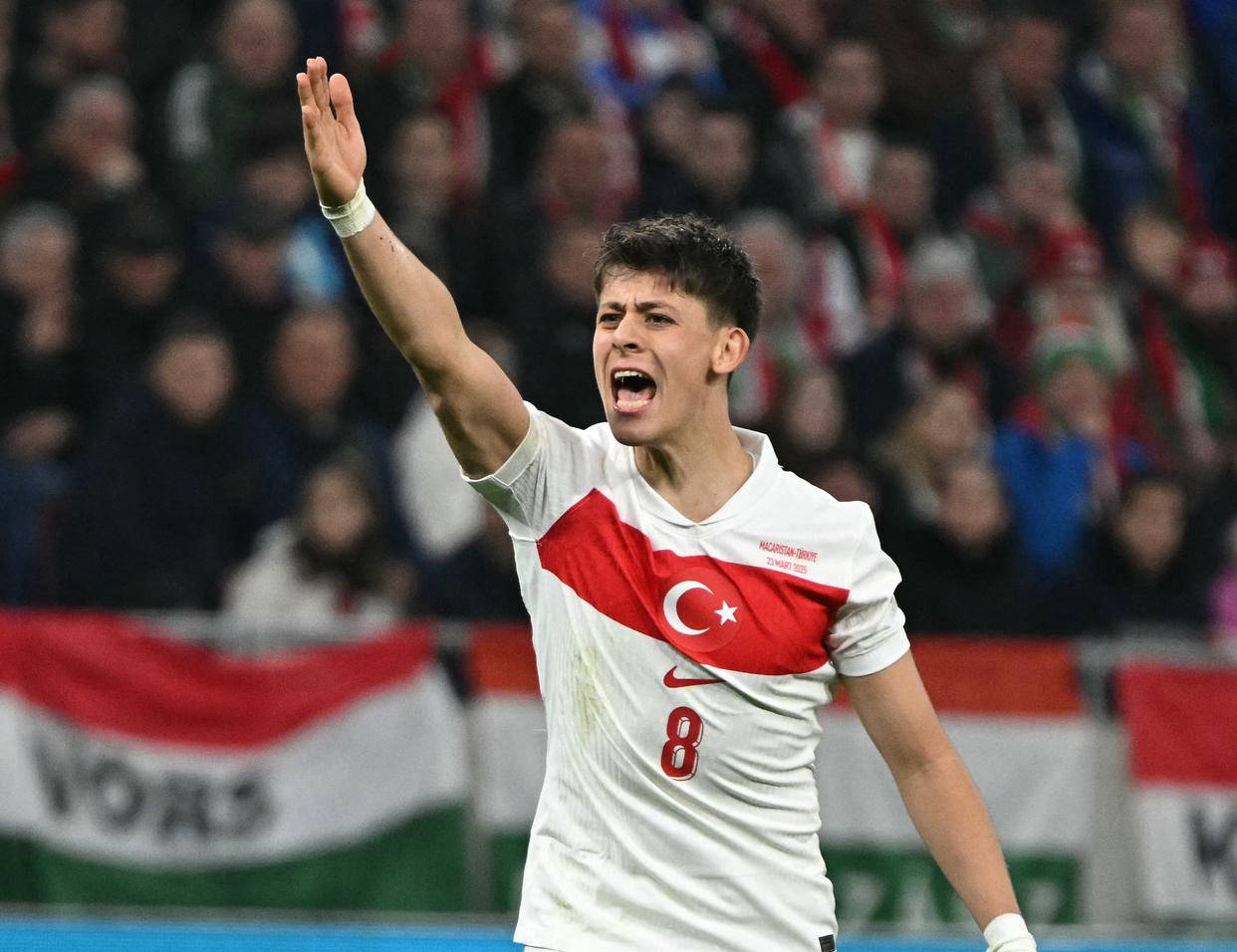 曼城砸1亿欧挖皇马新星,德甲天才边锋或将加盟,曼联拟用梅努换维尼修斯