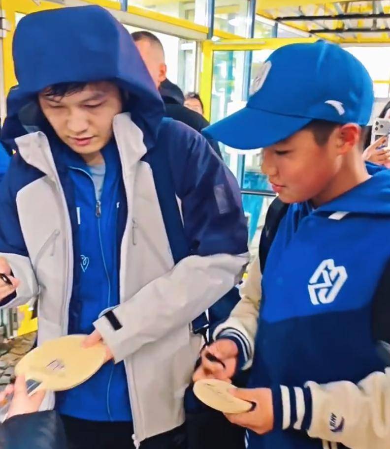 又稳又狠!樊振东狂拿2分赢麻了,赛后蹲地签名超宠粉